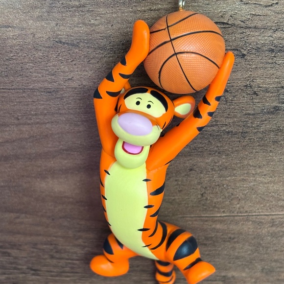NIB VINTAGE The Winning Bounce TIGGER BASKETBALL Hallmark Ornament Winnie 2004 - Picture 2 of 10